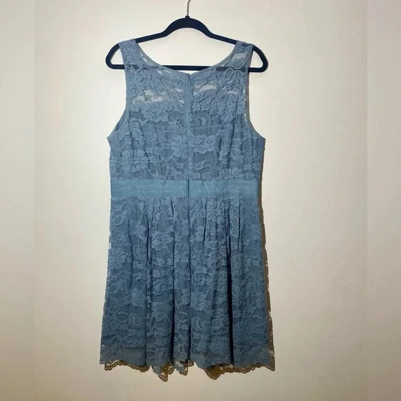 Sleeveless lace dress - Picture 2 of 2